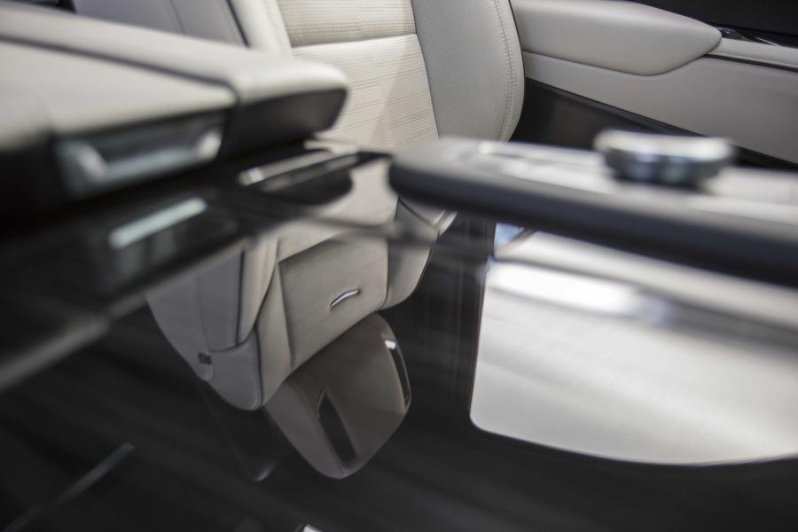 Детали интерьера Cadillac Escalade Platinum Sport 2020 года  (NA) (фото 15 из 26)